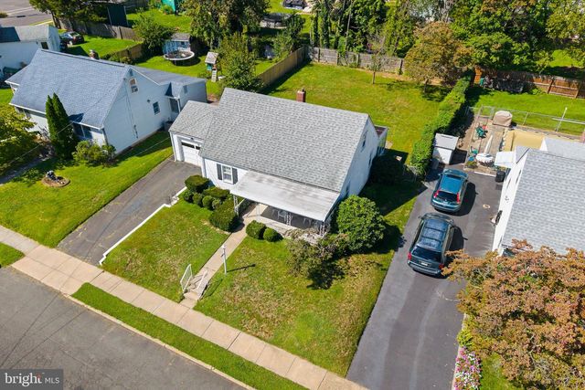 6 WESTON RD, Ewing, NJ 08618