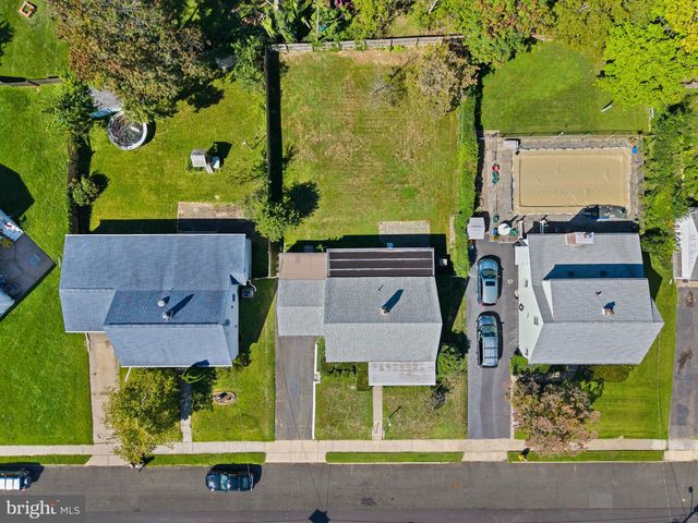 6 WESTON RD, Ewing, NJ 08618