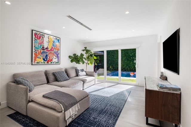 670 NE 58th St, Miami, FL 33137