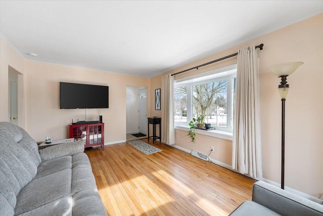 213 Summit DRIVE, Port Washington, WI 53074