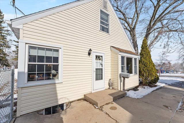 213 Summit DRIVE, Port Washington, WI 53074