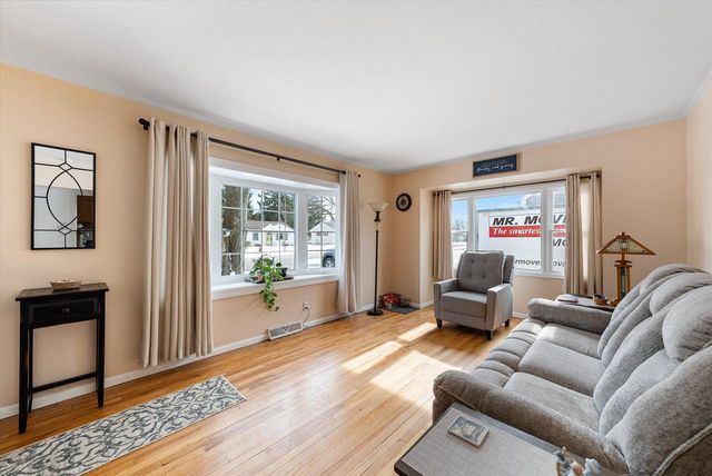 213 Summit DRIVE, Port Washington, WI 53074