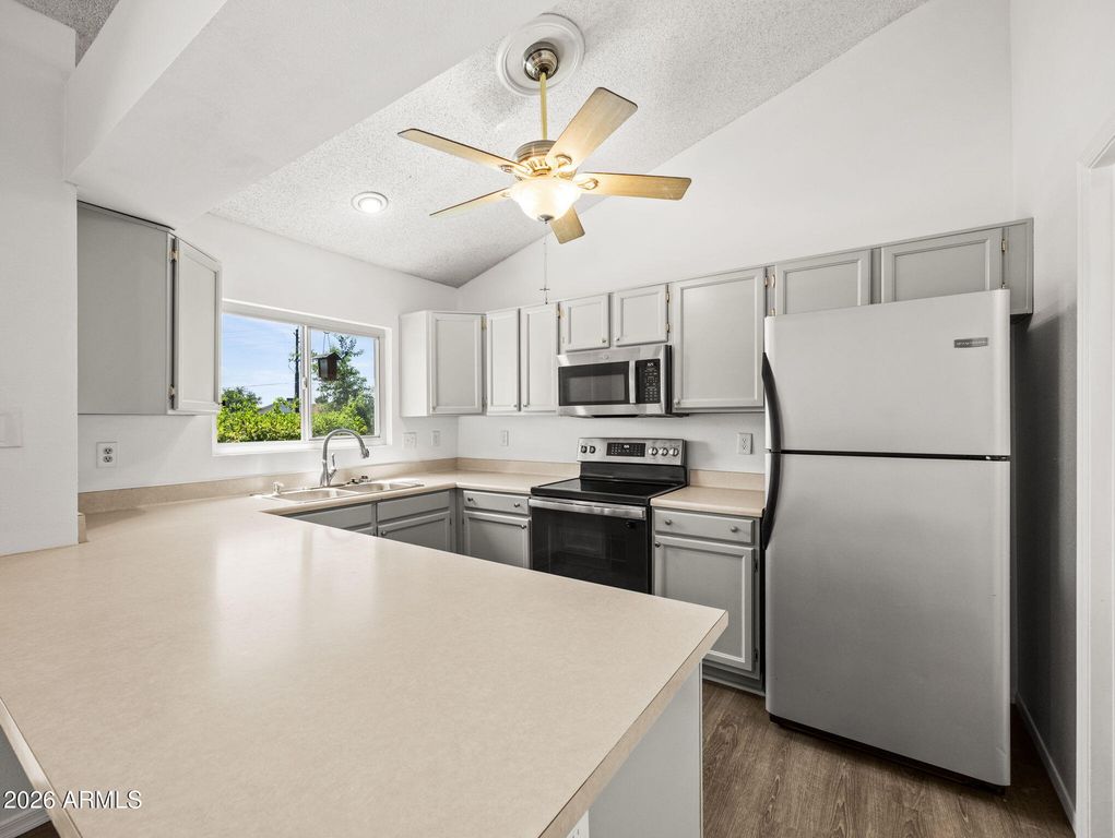 10601 N 72nd Avenue, Peoria, AZ 85345 — photo 3