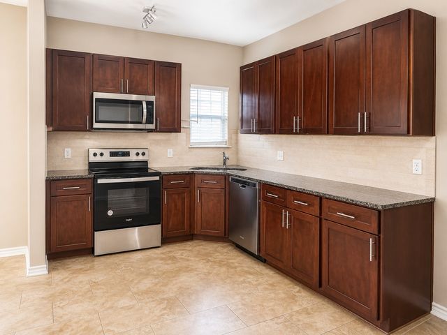 719 E 6th Street, Bonham, TX 75418