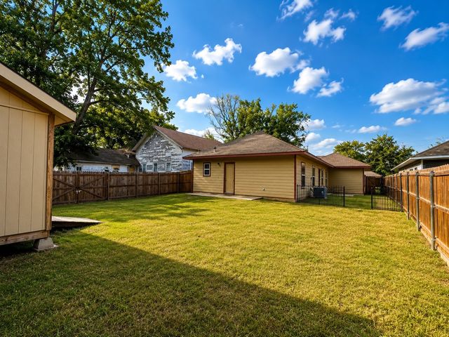 719 E 6th Street, Bonham, TX 75418