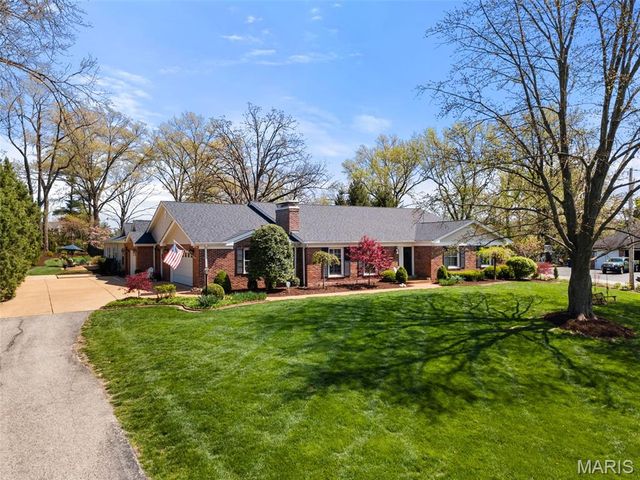 2104 N Ballas Road, Town And Country, MO 63131