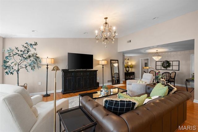 2104 N Ballas Road, Town And Country, MO 63131