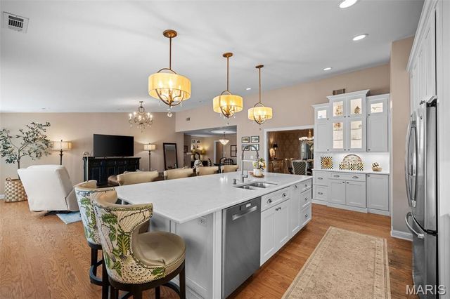2104 N Ballas Road, Town And Country, MO 63131