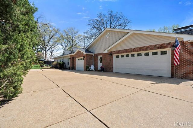 2104 N Ballas Road, Town And Country, MO 63131