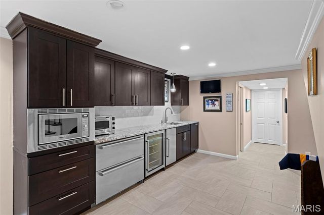 2104 N Ballas Road, Town And Country, MO 63131