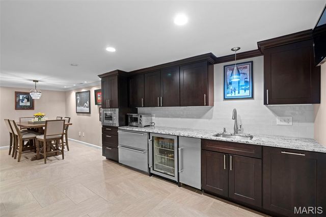 2104 N Ballas Road, Town And Country, MO 63131