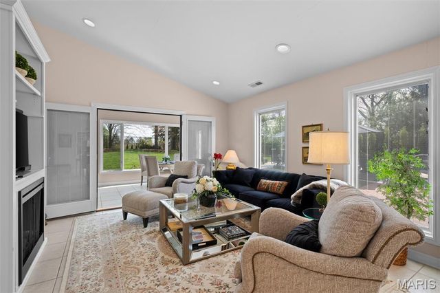 2104 N Ballas Road, Town And Country, MO 63131