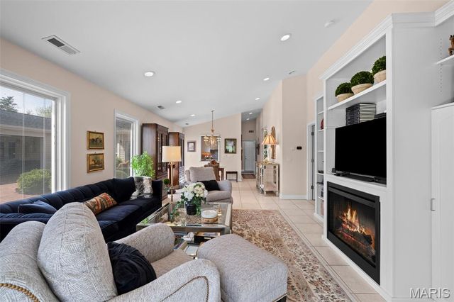 2104 N Ballas Road, Town And Country, MO 63131