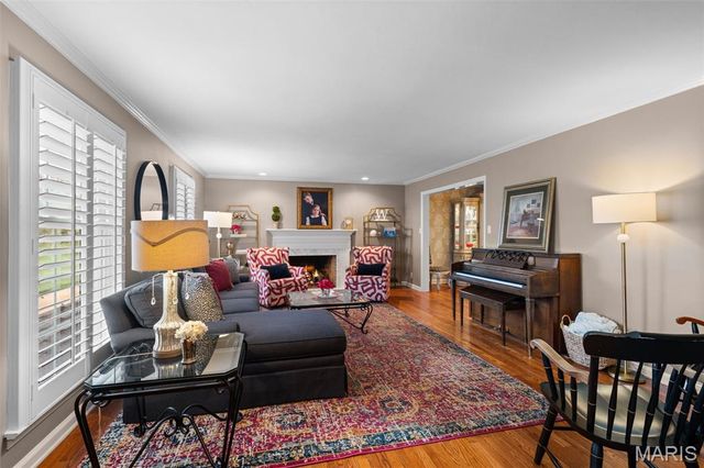2104 N Ballas Road, Town And Country, MO 63131
