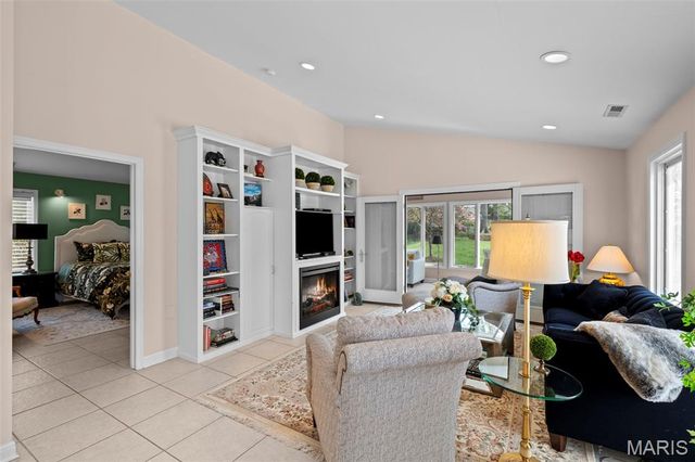 2104 N Ballas Road, Town And Country, MO 63131