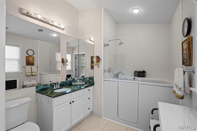 2104 N Ballas Road, Town And Country, MO 63131