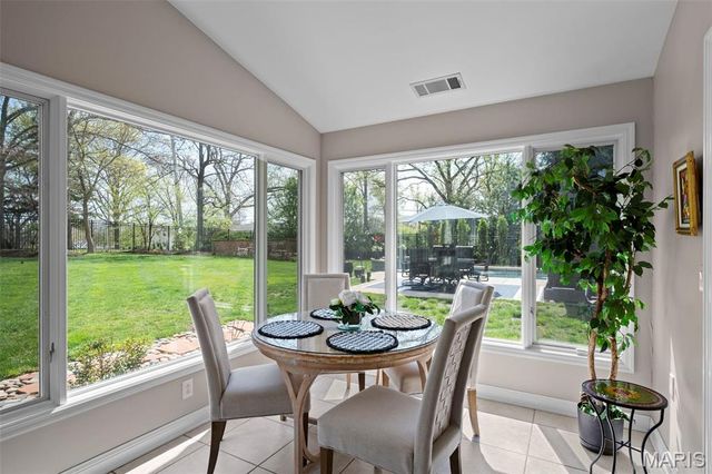 2104 N Ballas Road, Town And Country, MO 63131