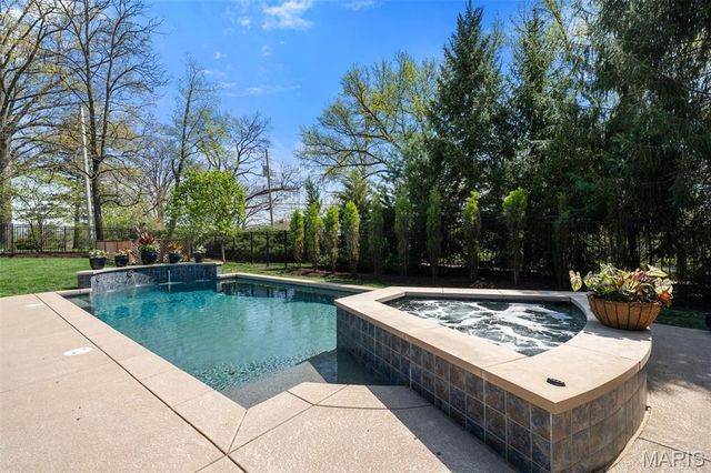 2104 N Ballas Road, Town And Country, MO 63131