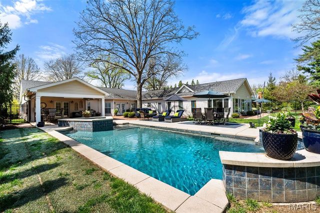 2104 N Ballas Road, Town And Country, MO 63131