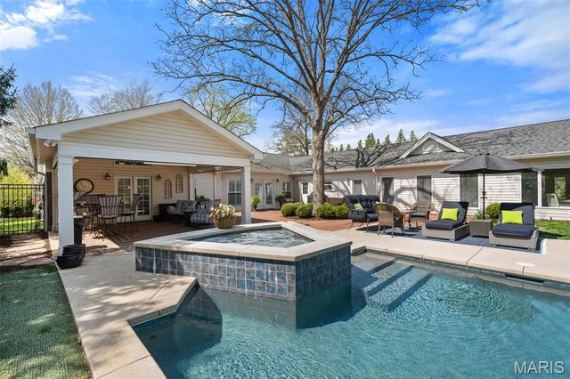 2104 N Ballas Road, Town And Country, MO 63131