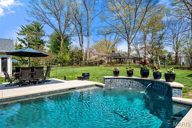 2104 N Ballas Road, Town And Country, MO 63131