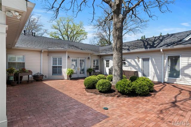 2104 N Ballas Road, Town And Country, MO 63131