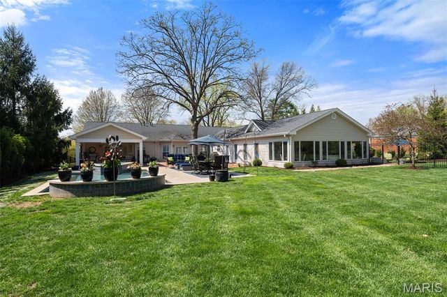 2104 N Ballas Road, Town And Country, MO 63131