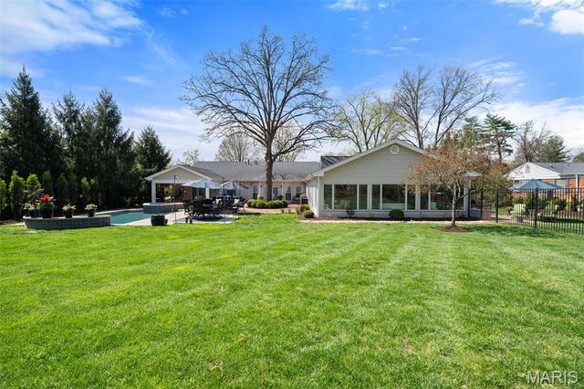 2104 N Ballas Road, Town And Country, MO 63131