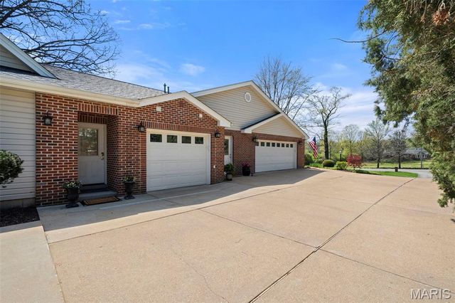 2104 N Ballas Road, Town And Country, MO 63131