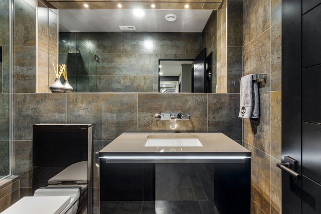 6505 N Knox Avenue, Lincolnwood, IL 60645