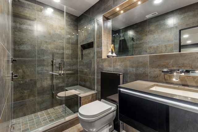 6505 N Knox Avenue, Lincolnwood, IL 60645