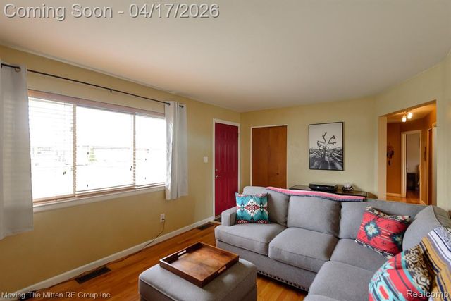 34227 Rosslyn Street, Westland, MI 48185