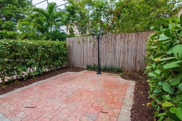 15 Madeira Avenue 9, Coral Gables, FL 33134