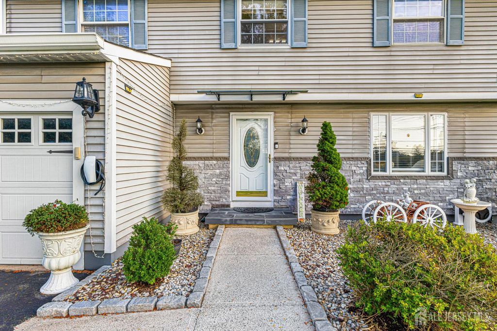 907 Mer-edinburg Road, Hamilton, NJ 08690