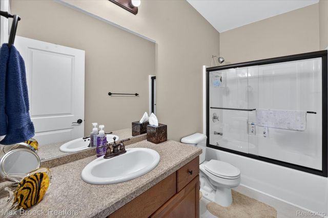 13141 Harbor Landings Drive 76, Fenton Charter Township, MI 48430