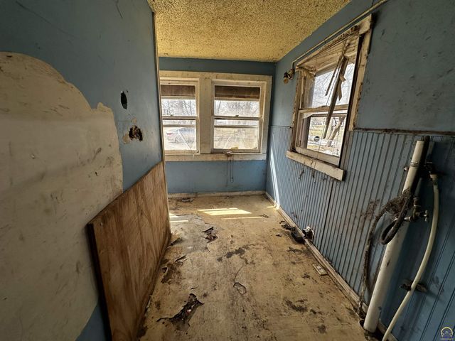 1315 SW 11th ST, Topeka, KS 66604