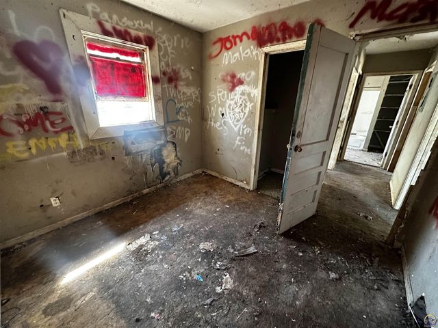 1315 SW 11th ST, Topeka, KS 66604