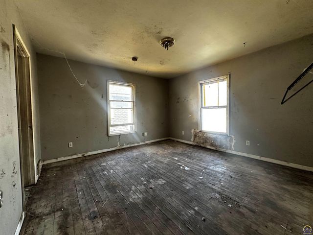 1315 SW 11th ST, Topeka, KS 66604