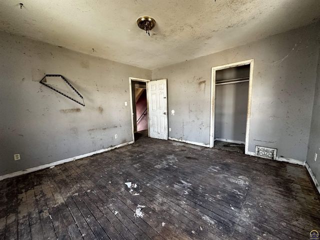 1315 SW 11th ST, Topeka, KS 66604