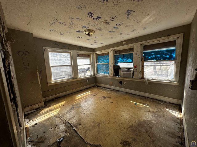 1315 SW 11th ST, Topeka, KS 66604