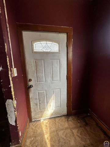 1315 SW 11th ST, Topeka, KS 66604