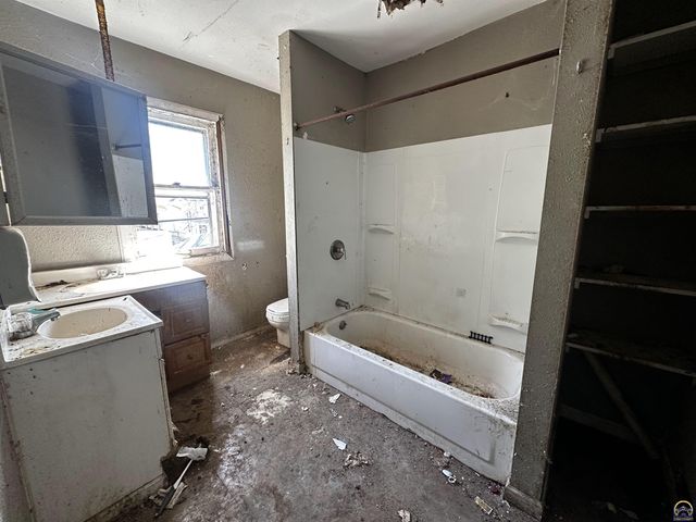 1315 SW 11th ST, Topeka, KS 66604