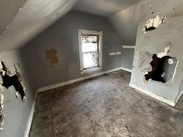 1315 SW 11th ST, Topeka, KS 66604