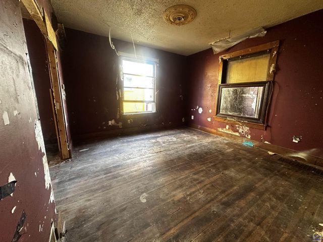 1315 SW 11th ST, Topeka, KS 66604