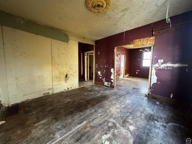 1315 SW 11th ST, Topeka, KS 66604