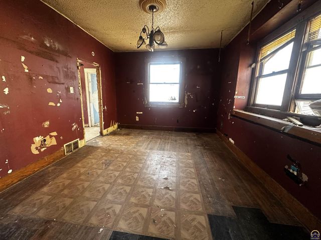 1315 SW 11th ST, Topeka, KS 66604