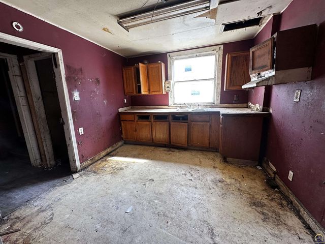 1315 SW 11th ST, Topeka, KS 66604