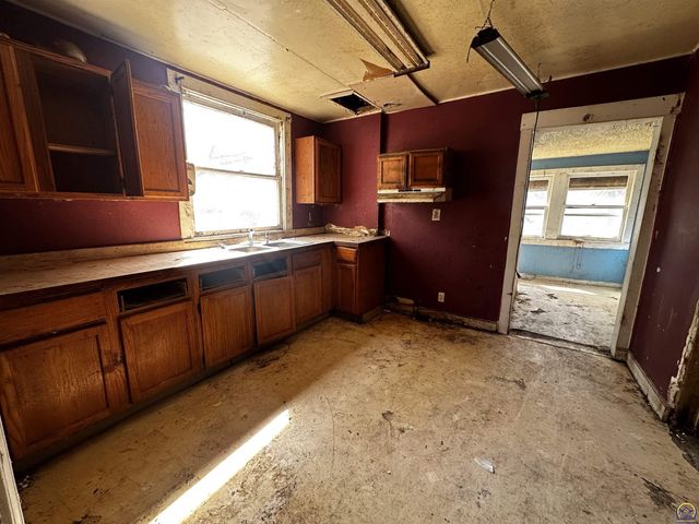 1315 SW 11th ST, Topeka, KS 66604