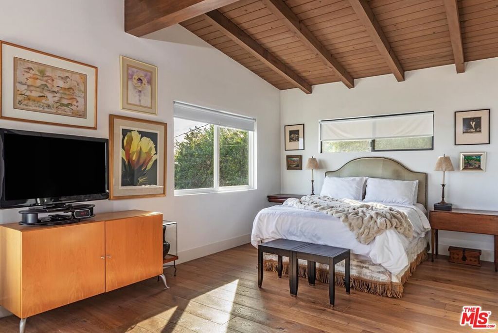 Image 10 of property listing at 31373 Pacific Coast Highway, Malibu, CA 90265