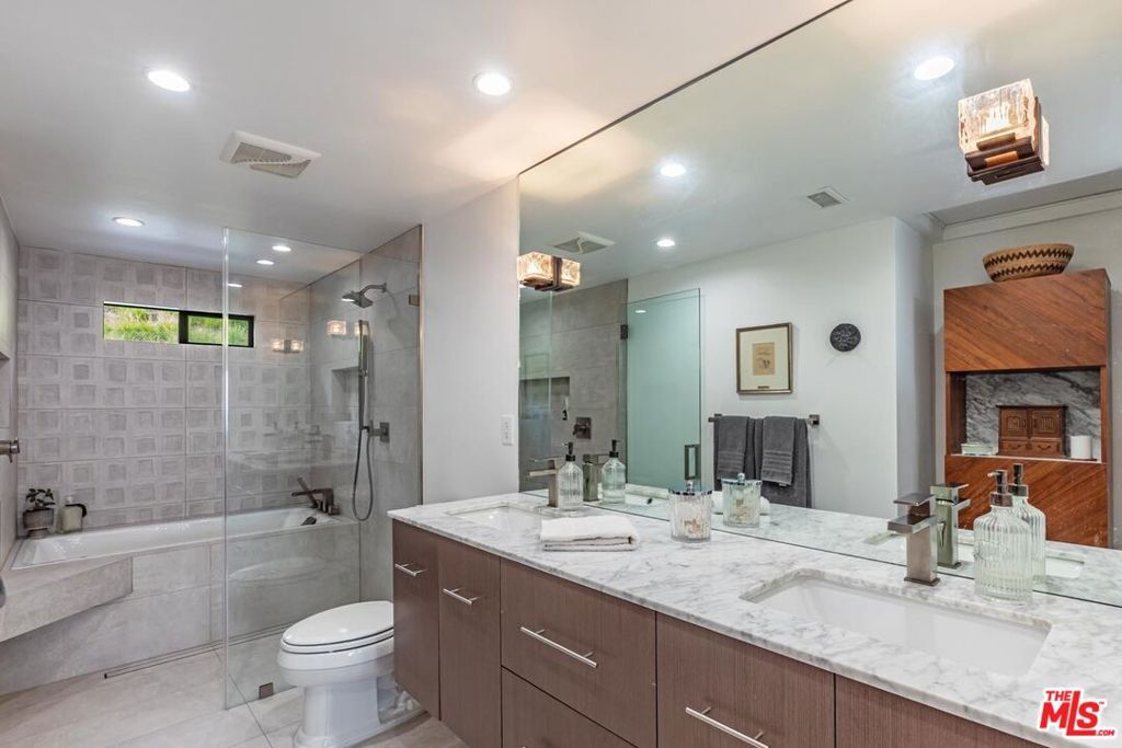 Image 11 of property listing at 31373 Pacific Coast Highway, Malibu, CA 90265